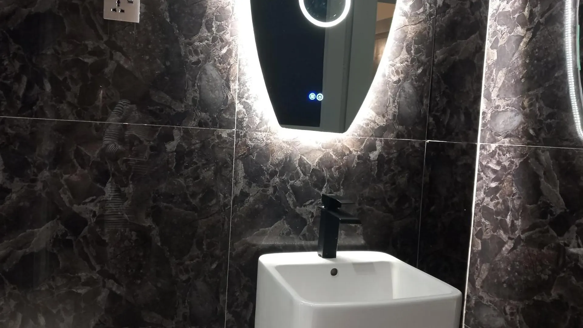 Luxe & Spacious 1Bedroom Apartment In Muyenga 乌干达