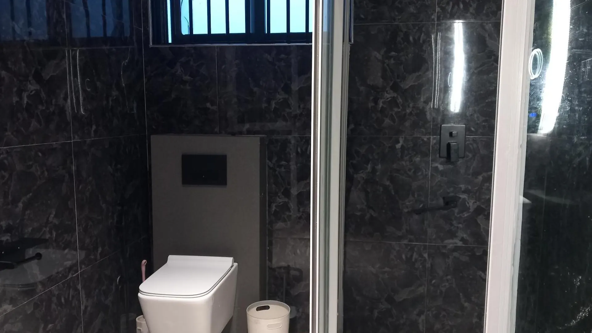 Luxe & Spacious 1Bedroom Apartment In Muyenga  坎帕拉
