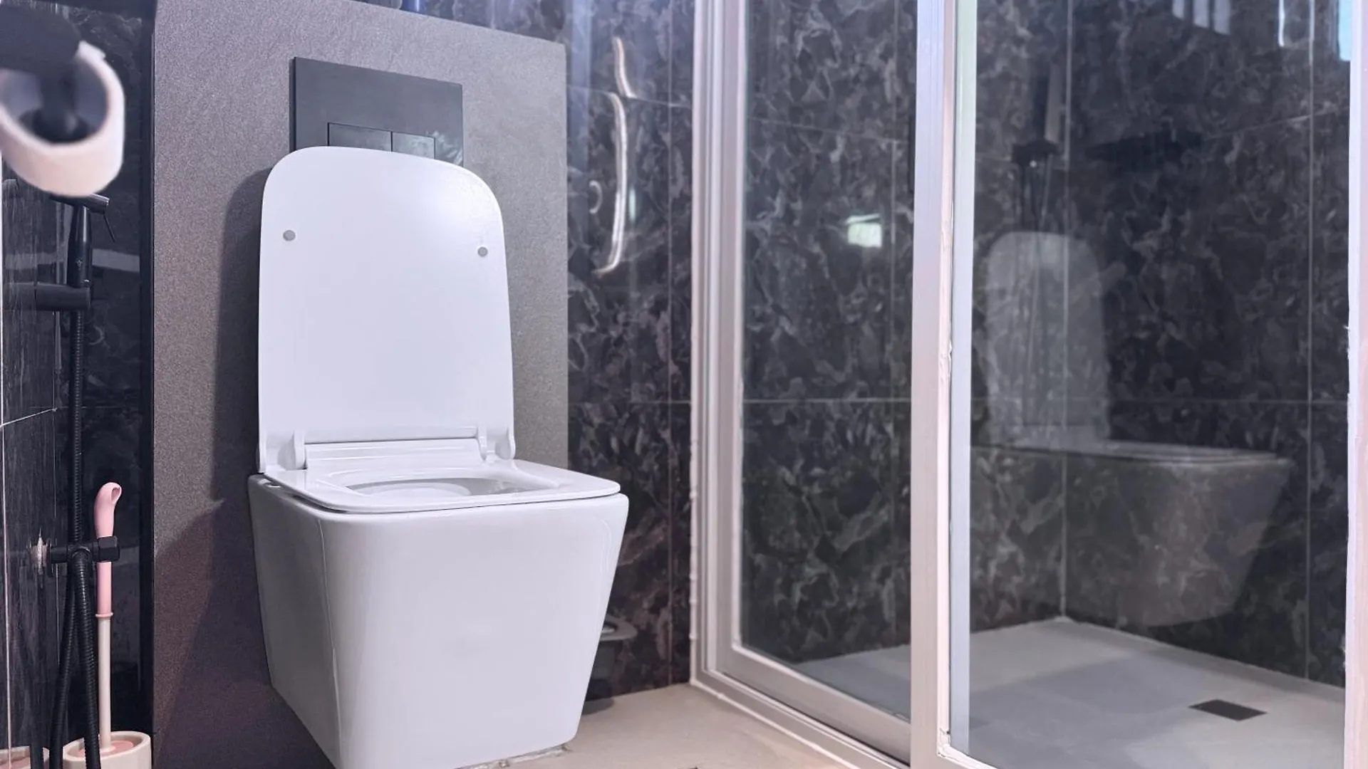 Luxe & Spacious 1Bedroom Apartment In Muyenga