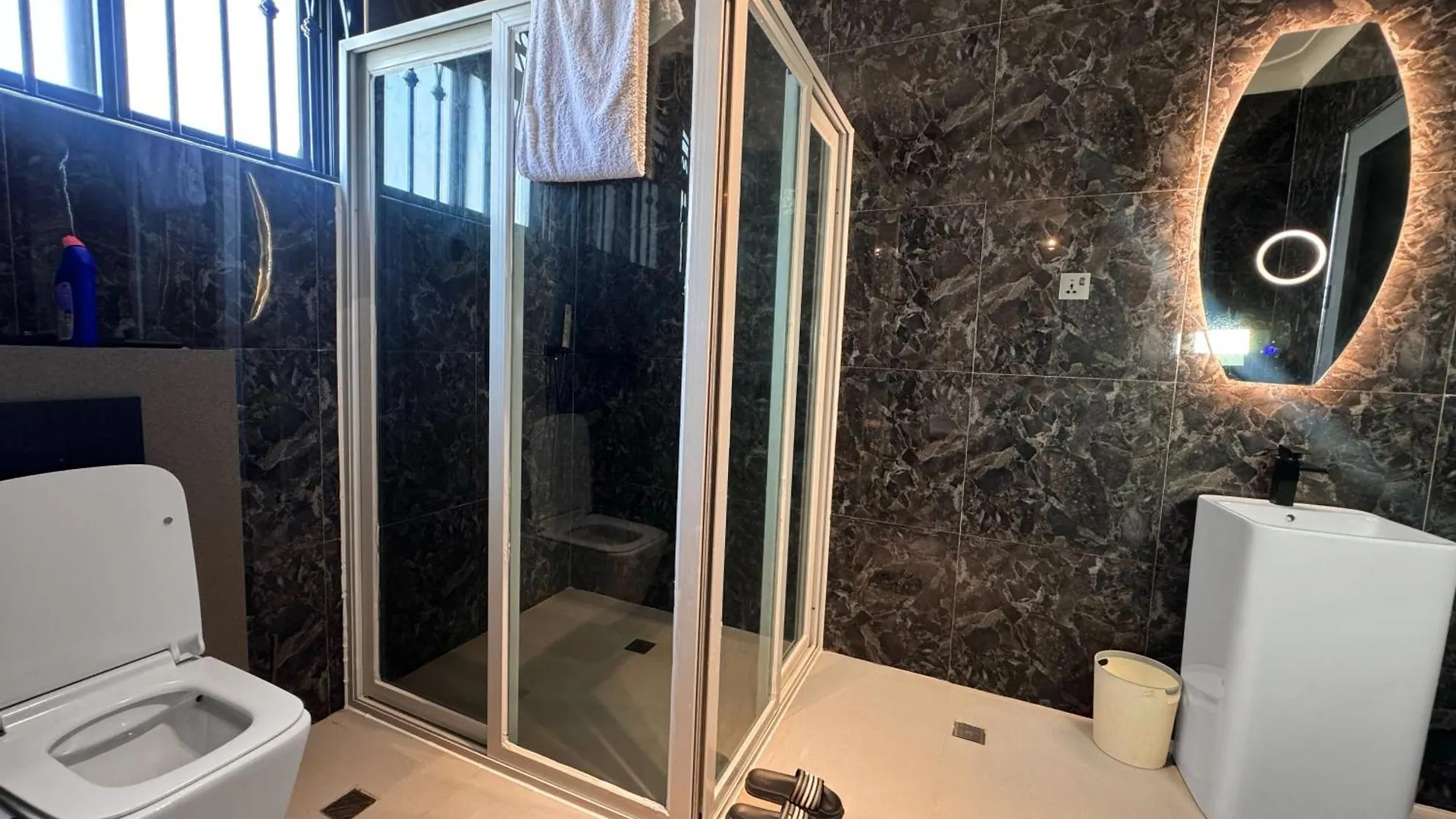 Luxe & Spacious 1Bedroom Apartment In Muyenga 坎帕拉
